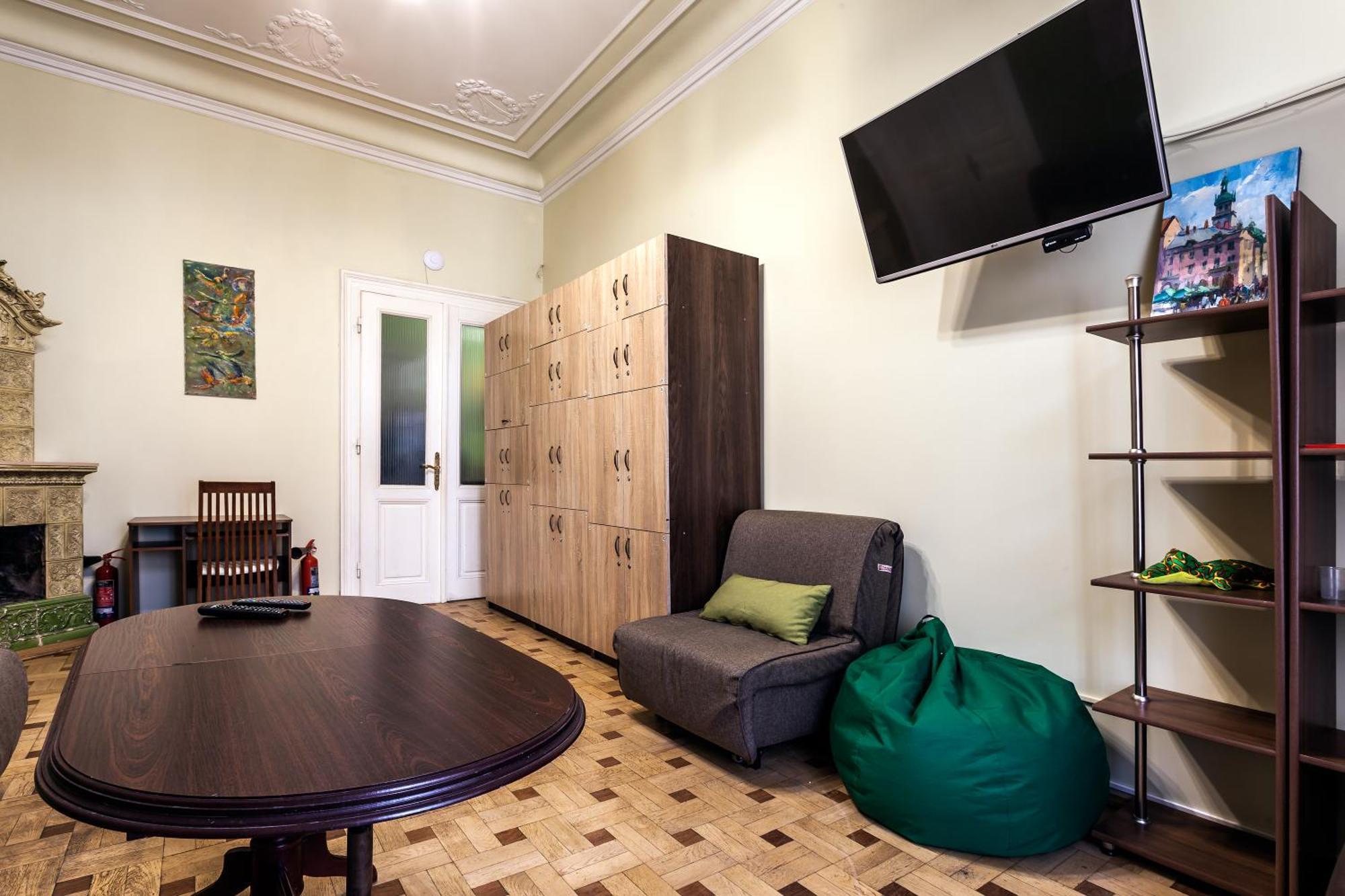 Leosphere Hostel Lviv Exteriör bild